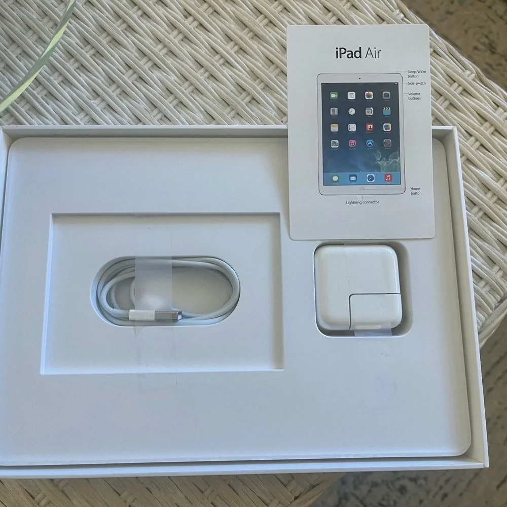 Apple®️ iPad Air, White/Silver